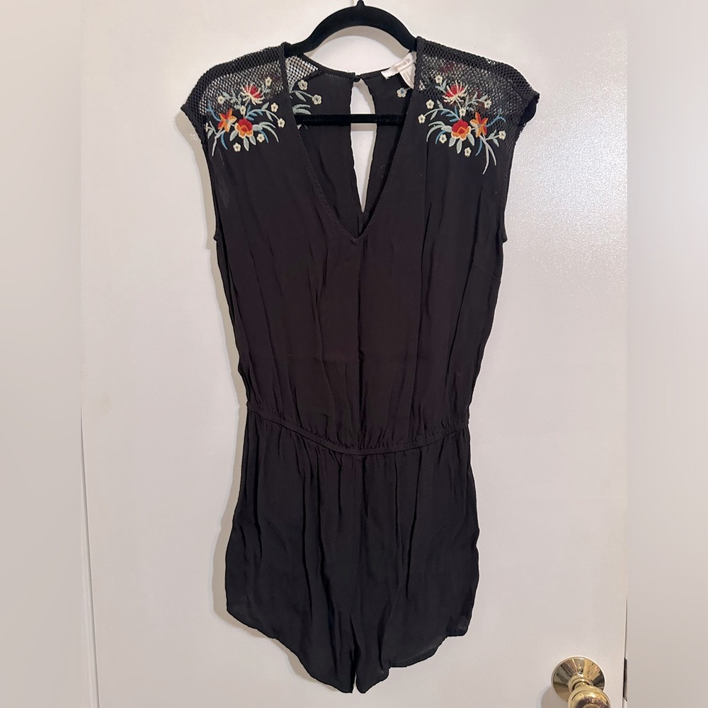 FOREVER 21 Black Boho Floral Embroidered V-Neck Romper EUC